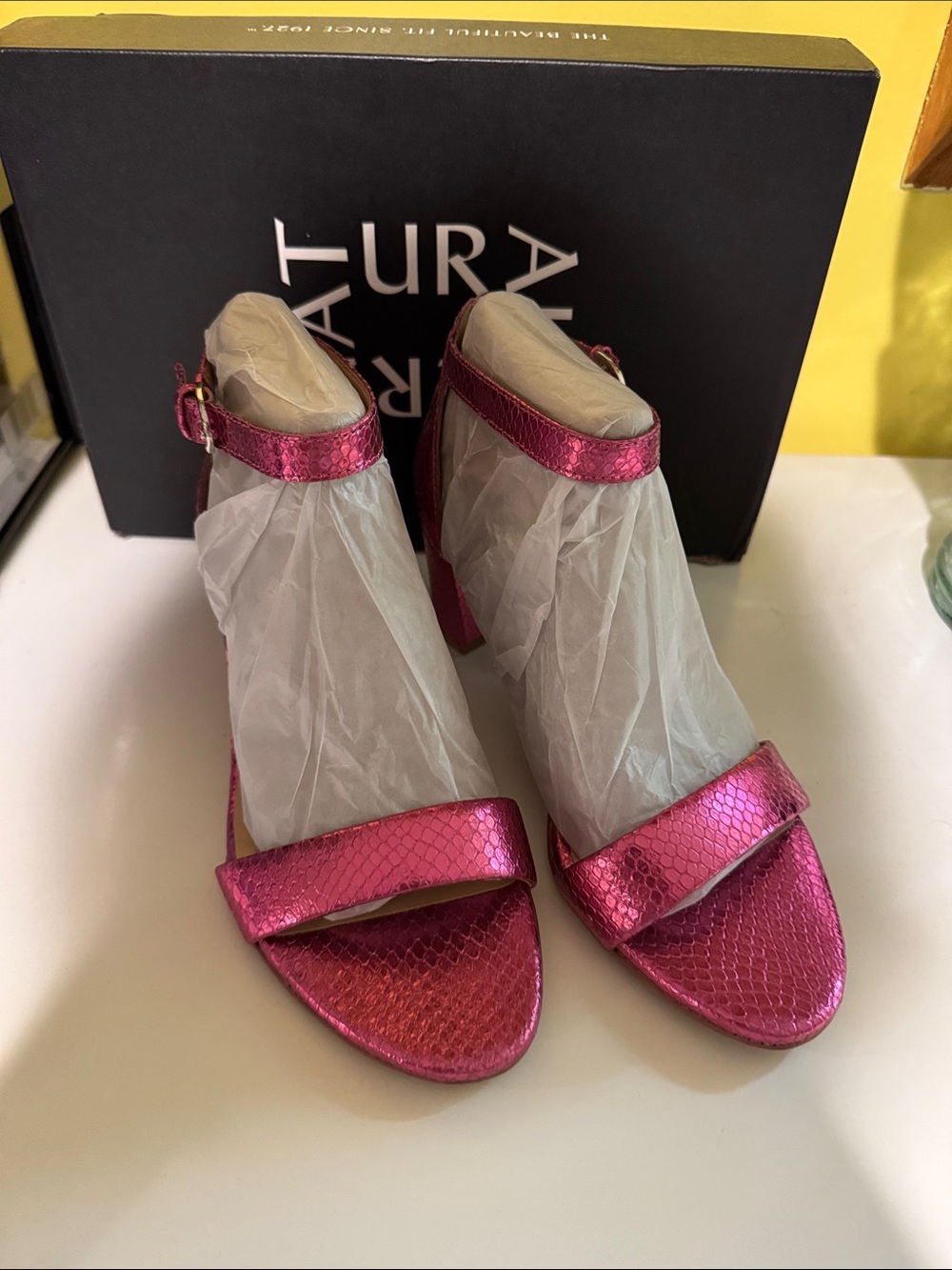 NIB Naturalizer pink snake sandals 6.5W.